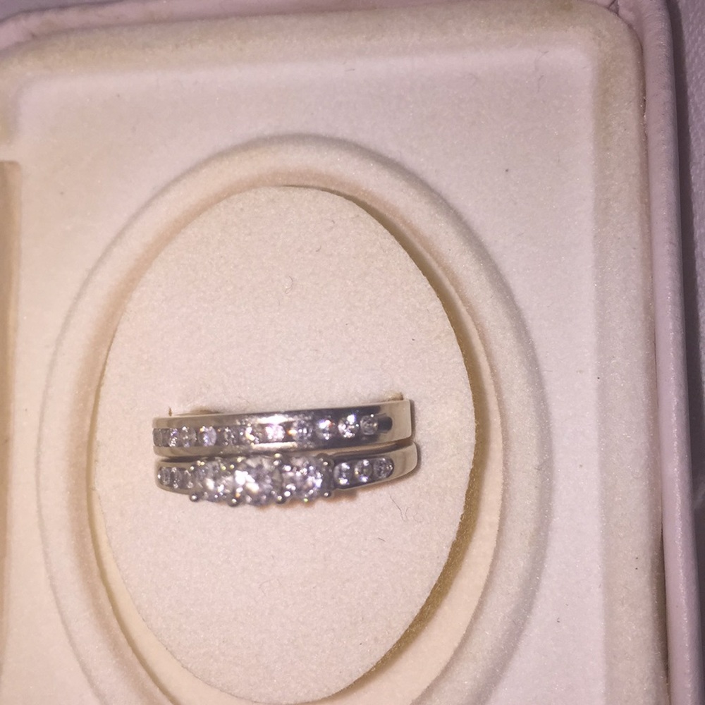 14kt solid sets ring with 1 C diamonds Size8